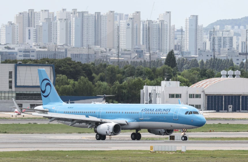 大韓航空の塗装が施されたアシアナ航空の旅客機（エアバスA321－200・HL8018）。キム・ギョンロク記者