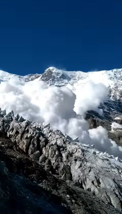 6日、ロシアのカフカス山脈にあるミジルギ山で発生した雪崩。［オンラインコミュニティ キャプチャー］