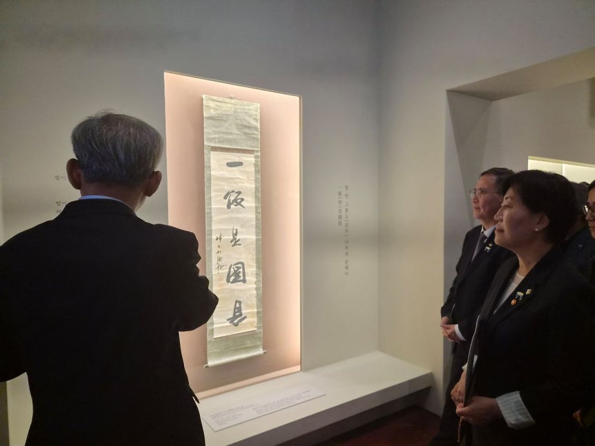 韓国・国立中央博物館の兪弘濬（ユ・ホンジュン）館長（左）が特別展の開幕式で「一飯是國恩」の遺墨について紹介している。カン・ヘラン記者