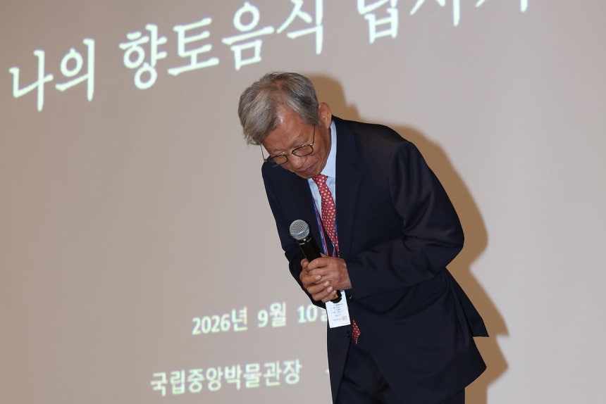 国立中央博物館の兪弘濬館長が10日、朴源根の遺墨展示と関連し謝罪している。［写真 聯合ニュース］