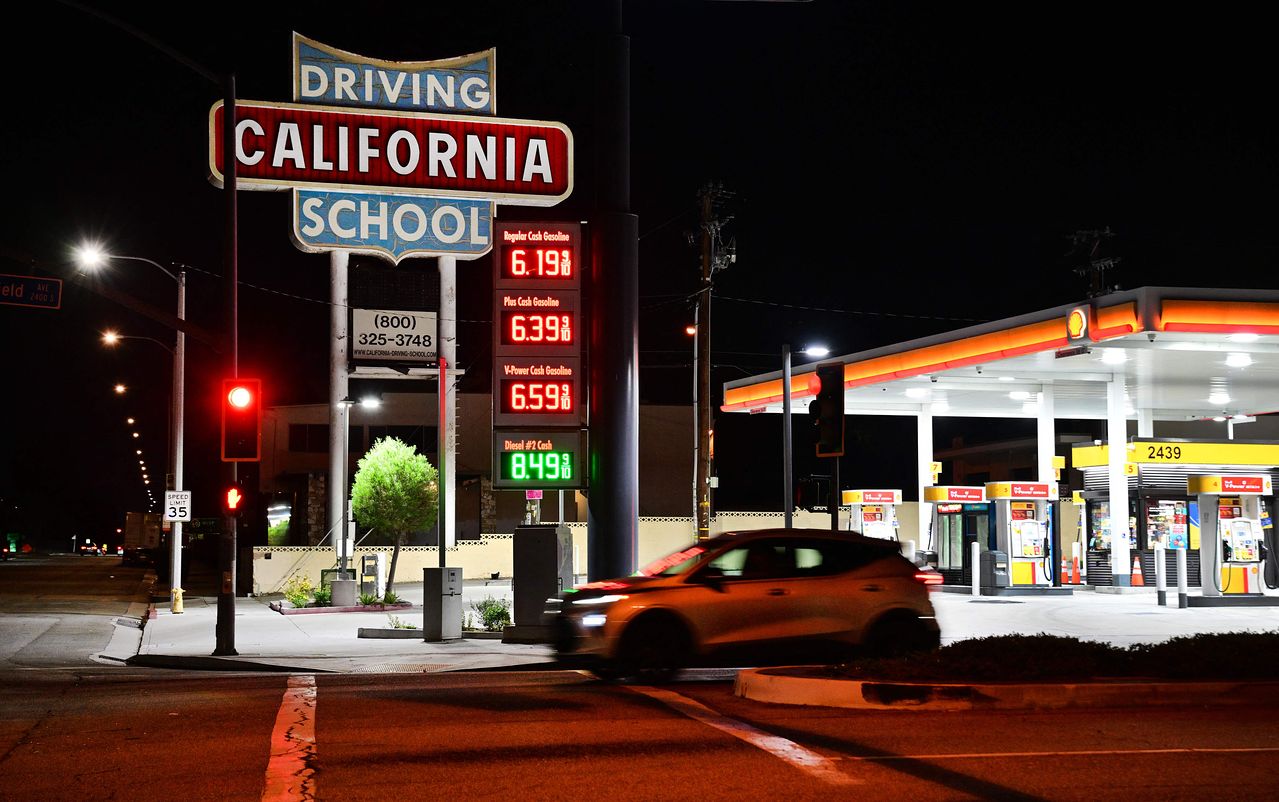 8日（現地時間）、米カリフォルニア州モントレーパークのガソリンスタンドに、1ガロン当たり6ドルを超えるガソリン価格が表示されている。中東で戦火が拡大するとの懸念から、原油の供給不安が強まり、9日のアジア市場では国際原油価格が再び1バレル＝100ドルを超えた。［AFP＝聯合ニュース］