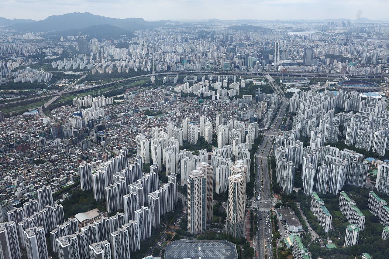 ソウル市松坡区（ソンパグ）のロッテワールドタワー展望台から見たマンション群。［ニュース1］