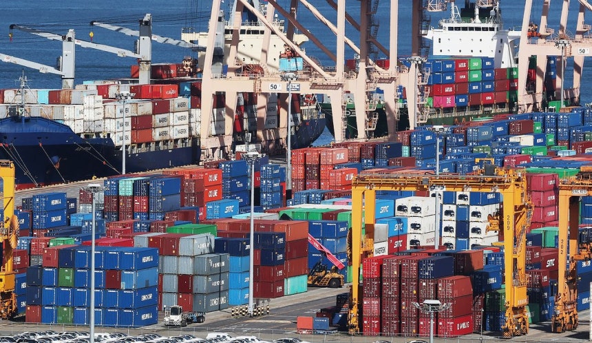 韓国の9月1～10日の輸出入動向によると、この期間の輸出額は349億7300万ドル（約5兆4000億円）となり、過去最高を記録した。写真は6日、京畿道（キョンギド）の平沢（ピョンテク）港に積み上げられたコンテナ。［聯合ニュース］