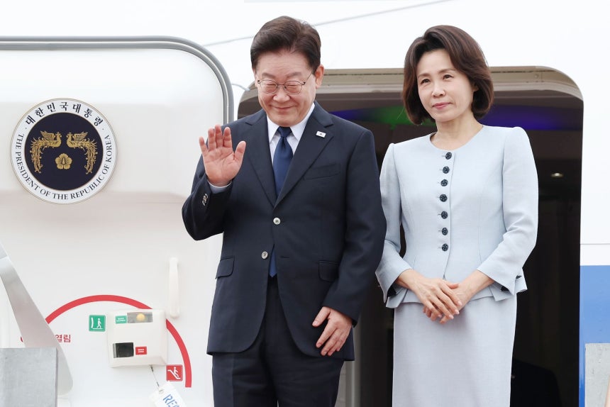 フランスへの国賓訪問を終えた李在明（イ・ジェミョン）大統領と金恵景（キム・ヘギョン）夫人が10日、城南（ソンナム）のソウル空港に到着し、空軍1号機から降りてあいさつしている。［聯合ニュース］