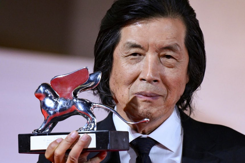 12日に開かれた第83回ベネチア映画祭閉会式で、李滄東監督が『もしもの愛』で銀獅子賞を持ってポーズを取っている。［写真 EPA＝聯合ニュース］
