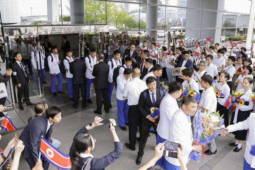 北朝鮮のサッカー代表チームがアジア大会出場に向け11日に関西国際空港に到着した。［写真 聯合ニュース］