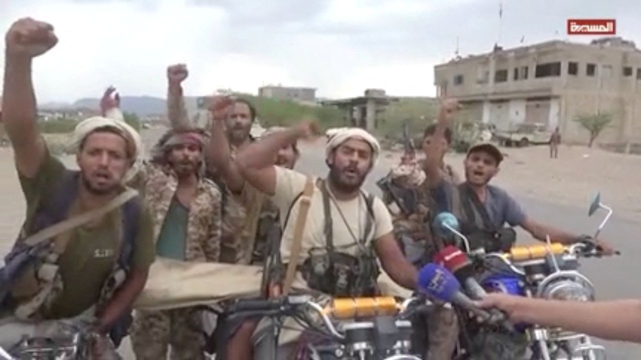 11日（現地時間）に公開された映像で、イエメン・タイズ州のモカを掌握したフーシ派の戦闘員らが、ハーリド・ビン・アルワリード軍事基地で拳を突き上げている。［ロイター＝聯合ニュース］