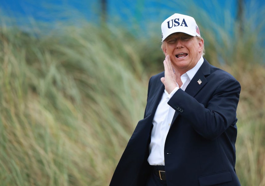 ドナルド・トランプ米大統領が13日（現地時間）、アイルランドのドゥーンベッグ・ゴルフ場で発言している。EPA＝聯合ニュース