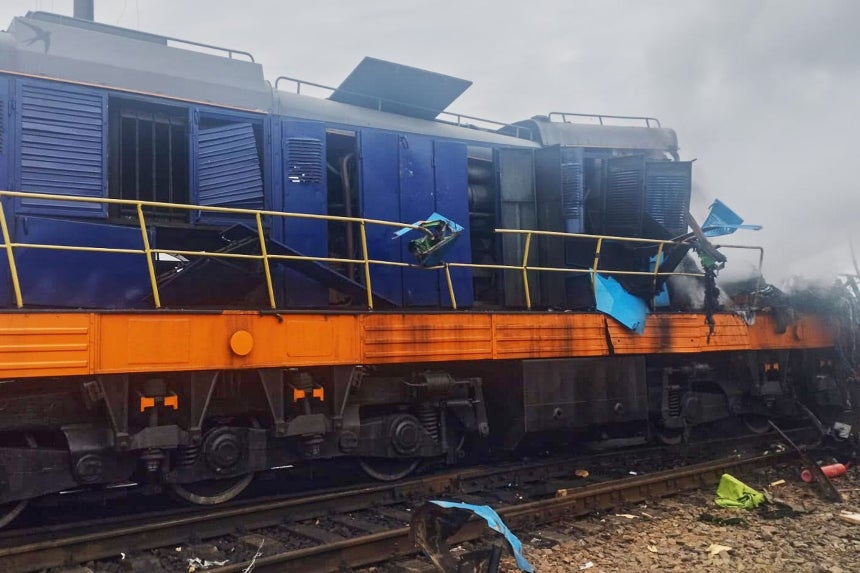 13日（現地時間）、ウクライナとポーランドの国境に近いヤホディン駅で、ロシアのドローン攻撃により損傷した機関車。［ウクライナ国鉄ウクルザリズニツァ、AP＝聯合ニュース］