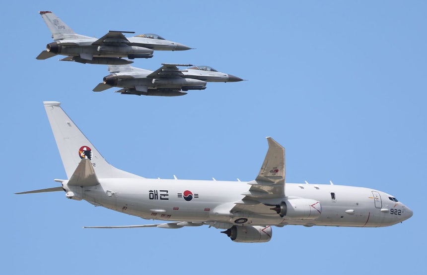 2024年、「国軍の日」76周年のメディアデーのリハーサルで、戦闘機に護衛されながら飛行する海軍の海上哨戒機P-8A。P-8Aはホルムズ海峡への派遣候補に挙がっている。［聯合ニュース］