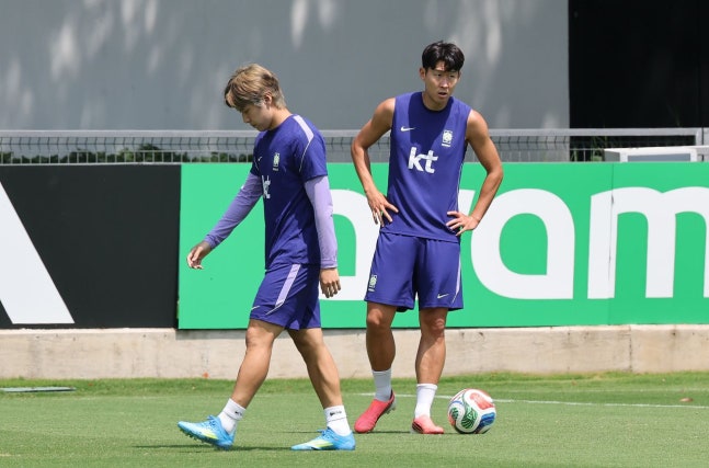 サッカー韓国代表の暫定監督ロベルト・モレノ氏が13日、仁川（インチョン）空港を通じて入国した。 キム・ギョンロク記者