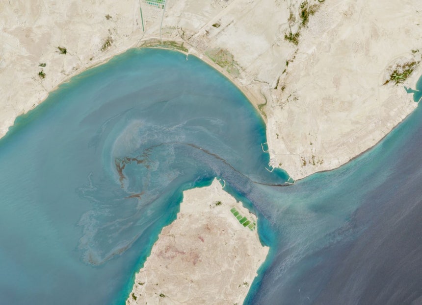 13日（現地時間）、ホルムズ海峡に近いゲシュム島付近でイランの商船が攻撃を受け、1人が死亡したと伝えられた。写真は、先月10日にイラン沿岸付近で発生した石油流出とみられる事故の後に撮影された、ゲシュム島の衛星写真。［ロイター＝聯合ニュース］