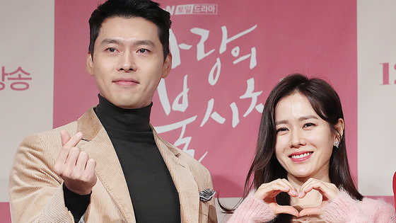 俳優ヒョンビン（左）とソン・イェジン夫妻。［聯合ニュース］