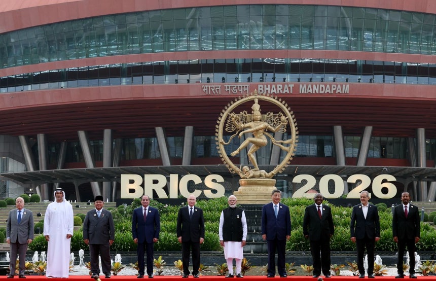 12日にインドのニューデリーで開かれたBRICS首脳会議の一環で行われた植樹式に先立ち参加国首脳らが記念撮影をしている。左からブラジルのビエイラ外相、UAEのアル・シャムシ事務総長、インドネシアのプラボウォ大統領、エジプトのシシ大統領、ロシアのプーチン大統領、インドのモディ首相、中国の習国家主席、南アフリカのラマポーザ大統領、イランのペゼシュキアン大統領、エチオピアのアビー首相［写真 EPA＝聯合ニュース］