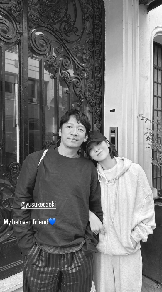  女優ソン・ヘギョと日本の有名メイクアップアーティスト。［SNS キャプチャー］