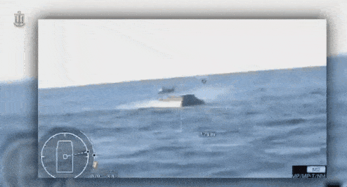   ウクライナの無人艇がロシアの無人艇を撃破する場面 ［動画＝ウクライナ軍］
