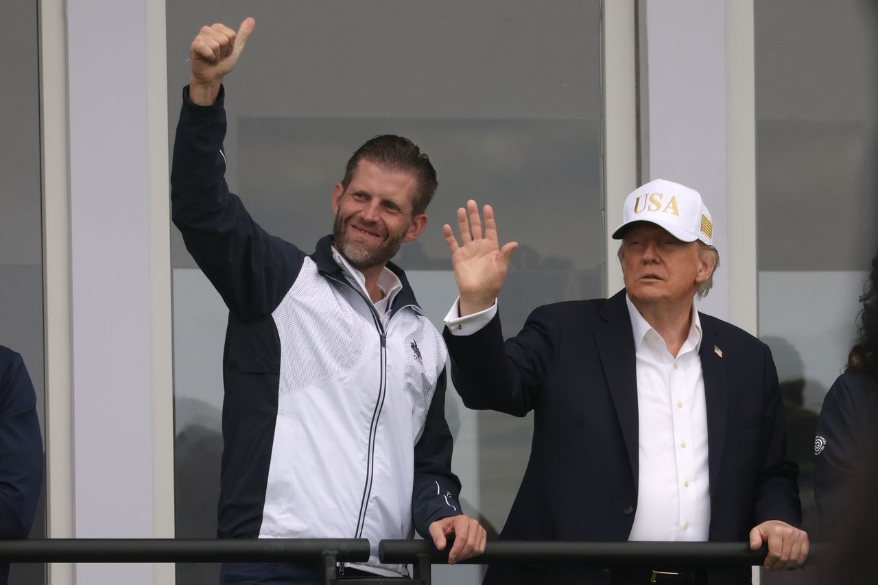 次男エリック・トランプ氏と選手に向かって手を振ってあいさつするトランプ大統領。AP＝聯合ニュース