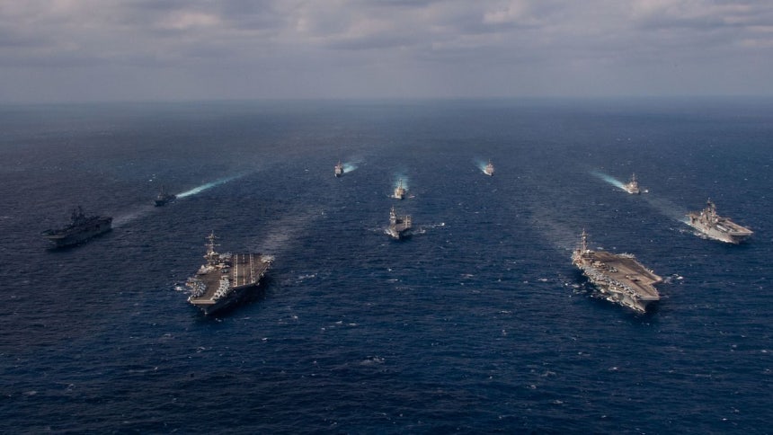 南シナ海で作戦行動をする米海軍空母打撃群 ［写真 米海軍］