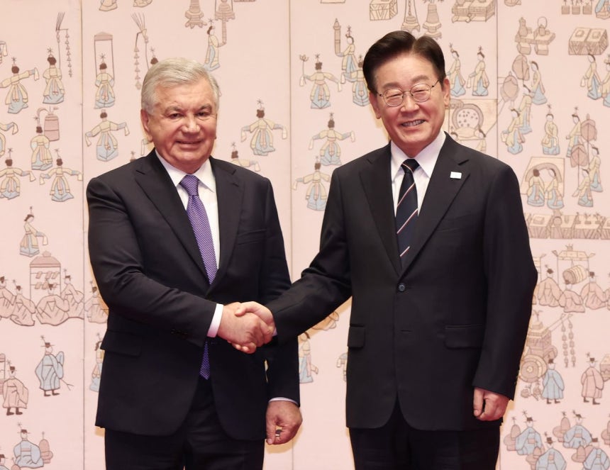 韓国の李在明（イ・ジェミョン）大統領とウズベキスタンのシャフカト・ミルジヨエフ大統領が14日、青瓦台（チョンワデ、大統領府）本館で開かれた国賓訪韓公式歓迎式で記念撮影をしている。チョン・ミンギュ記者