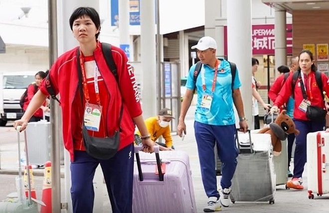 荷物を引いて徒歩で移動するバレーボール女子ベトナム代表。［写真 ベトナムバレーボール協会］
