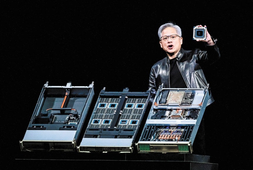 3月16日、米カリフォルニア州サンノゼで開かれた年次開発者会議「GTC」で、次世代AIアクセラレーター「ルービン・ウルトラ（Rubin Ultra）」を紹介するエヌビディアのジェンスン・フアン最高経営責任者（CEO）。［AFP＝聯合ニュース］
