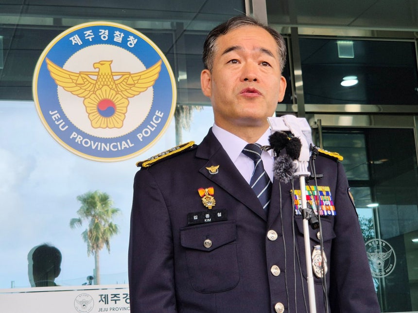 キム・ジョンチョル警察庁長官職務代行が3日、就任直後に済州を訪問し、遺体で発見された行方不明者の葬儀場などを訪れた後、済州警察庁前で記者の質問に答えている。 ［聯合ニュース］