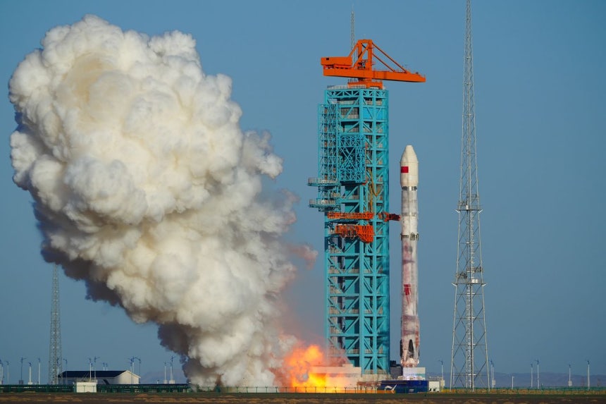 8月、中国北西部の東風商業航天創新試験区で、再使用型ロケット「朱雀3Y2」が打ち上げられた。中国はこの日、ロケット1段目を陸上で回収するのに初めて成功した。［新華＝聯合ニュース］