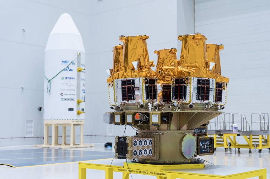 ヌリ号に装着が完了した超小型群集衛星ネオンサット5基。［写真 韓国宇宙航空庁］