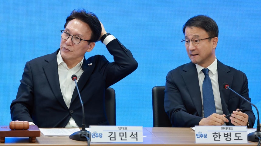 韓国与党「共に民主党」の金民錫（キム・ミンソク）代表が15日、ソウル永登浦区汝矣島（ヨンドゥンポグ・ヨイド）の民主党本部で開かれた第1回市・道党委員長連席会議に出席し、頭に手をやっている。右は韓秉道（ハン・ビョンド）院内代表。［写真 聯合ニュース］