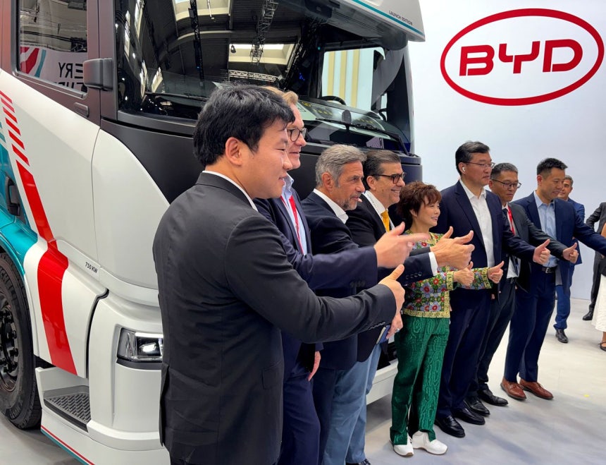 BYDの李柯執行副社長は14日、ドイツのハノーバーで開かれた商用車展示会で電気大型トラックを欧州で生産すると明らかにした。［写真 ロイター＝聯合ニュース］