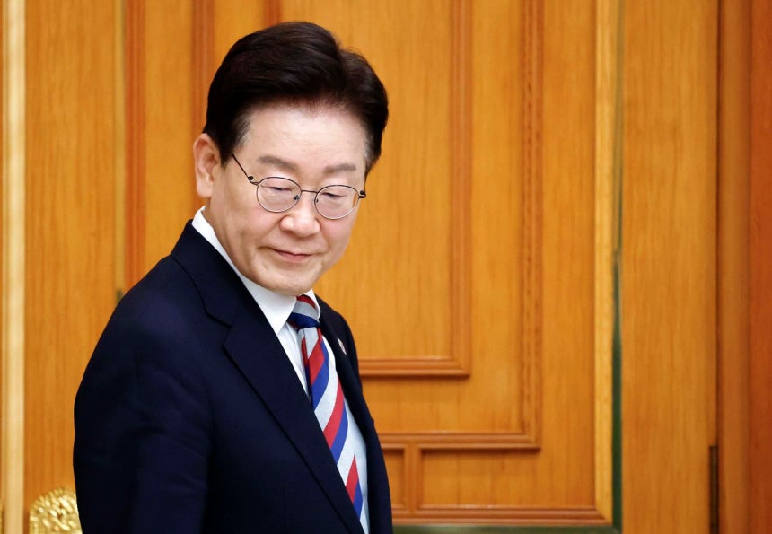 韓国の李在明（イ・ジェミョン）大統領が14日、青瓦台（チョンワデ、大統領府）で開かれたカザフスタンのカシムジョマルト・トカエフ大統領との拡大会談に出席している。［写真 青瓦台写真記者団］