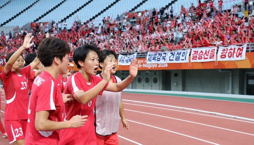 北朝鮮女子サッカー代表の選手が14日、愛知・名古屋アジア大会女子サッカーF組第1戦でバングラデシュに10－0で勝利した後、応援団にあいさつしている。［ニュース1］