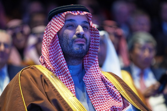 昨年、米ワシントンで開かれたサウジ投資フォーラムで、サウジアラビアのムハンマド・ビン・サルマン皇太子がドナルド・トランプ米大統領の演説を聞いている。イラン戦争が長期化し、米国とイランの間で板挟みになったサウジは最悪の安全保障上の危機を迎えているが、肝心の米国は積極的な軍事支援に踏み込まない姿勢を示しており、サウジは苦境に立たされている。［AP＝聯合ニュース］