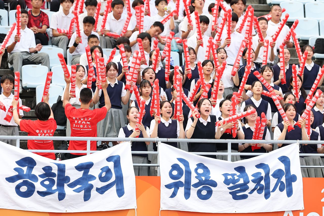   アジア大会女子サッカーの試合で応援する朝鮮学校の生徒たち ［ニュース1］