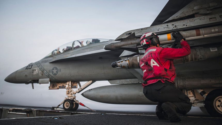 13日、アラビア海付近で作戦中の米海軍の空母「ジョージ・ワシントン」でF／A－18スーパーホーネット戦闘機が出撃の準備をしている。［AFP＝聯合ニュース］
