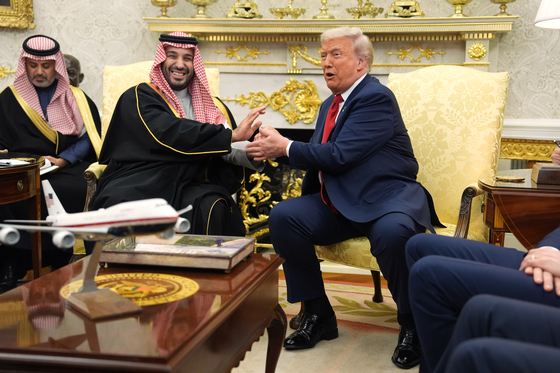  昨年、ホワイトハウスの執務室でトランプ大統領と会談するビン・サルマン皇太子。［AP＝聯合ニュース］