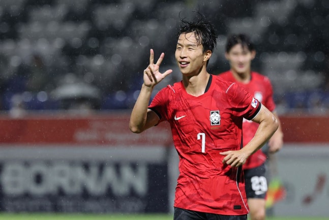 韓国とカタールのアジア大会グループリーグ第1戦の前半アディショナルタイムにハットトリックを達成した厳智星（オム・ジソン）が指を3本立てて喜びを表している。韓国は後半にも1得点し、4－1で勝利した。［ニュース1］