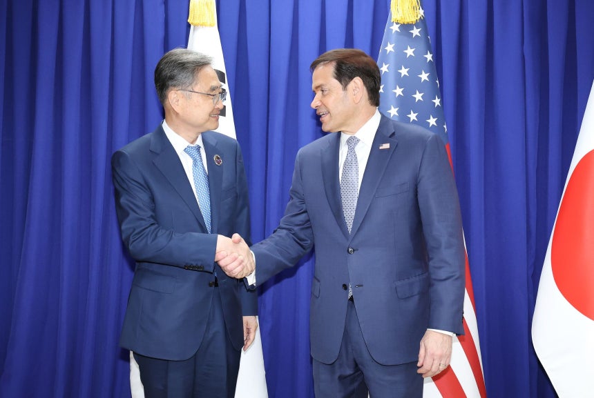 韓国の趙顯（チョ・ヒョン）外交部長官（左）と米国のマルコ・ルビオ国務長官が7月22日（現地時間）、フィリピン・マニラのフィリピン国際コンベンションセンター（PICC）で、東南アジア諸国連合（ASEAN）関連外相会議を機に開かれた韓米日外相会談であいさつしている。聯合ニュース