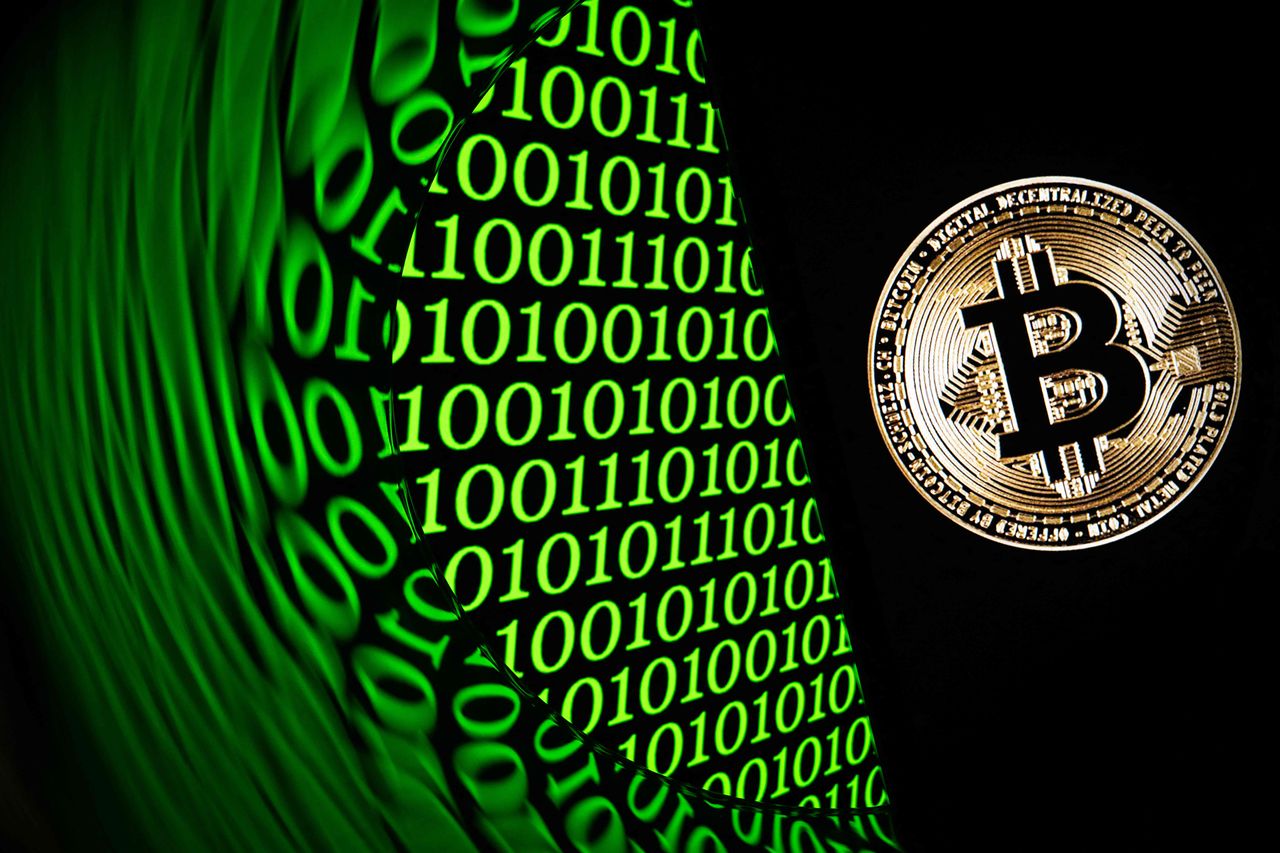 2025年2月11日、フランスで撮影されたビットコイン関連資料写真。スマートフォンの画面にビットコインのロゴが表示されている。［写真 AFP＝聯合ニュース］