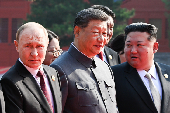 昨年9月3日の中国戦勝節軍事パレードに（左から）ロシアのプーチン大統領、中国の習近平国家主席、北朝鮮の金正恩国務委員長が並んで参加した。［写真 タス＝聯合ニュース］