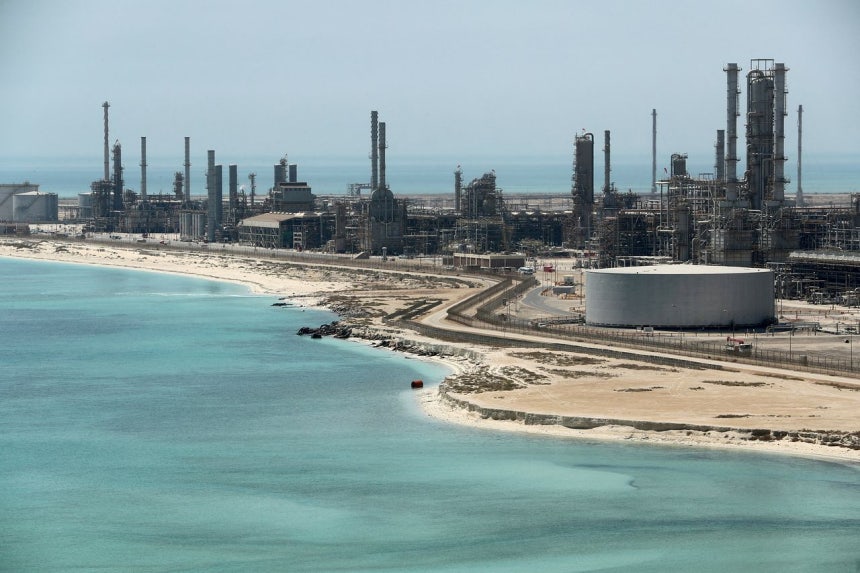 サウジアラビアのラス・タヌラにあるアラムコの製油施設（フーシ派の空爆とは無関係）  ［ロイター＝聯合ニュース］
