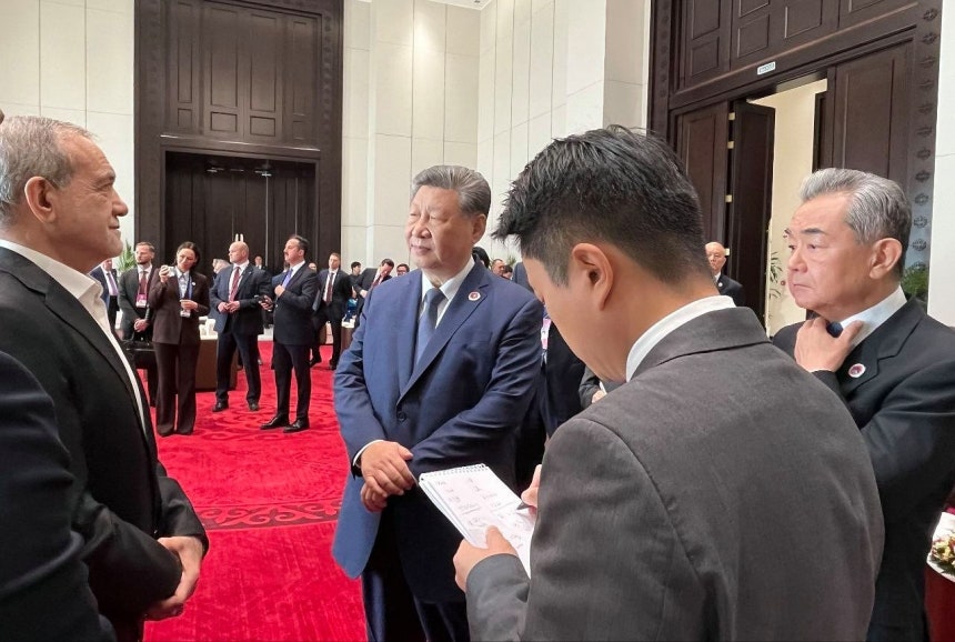 1日、キルギス・ビシュケクで開かれた上海協力機構（SCO）首脳会議の期間中、中国の習近平国家主席（中央）とイランのマスード・ペゼシュキアン大統領（左）が立ち話をしている。［写真 イラン政府X（旧ツイッター）］