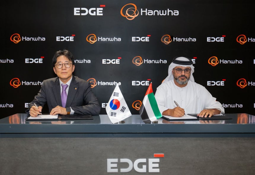 15日（現地時間）、梁起源（ヤン・ギウォン）ハンファシステム代表（左）とハマド・アル・マラールEDGEグループCEOが統合防空網構築事業に関する主要条件合意書に署名している。 ［写真 ハンファシステム］