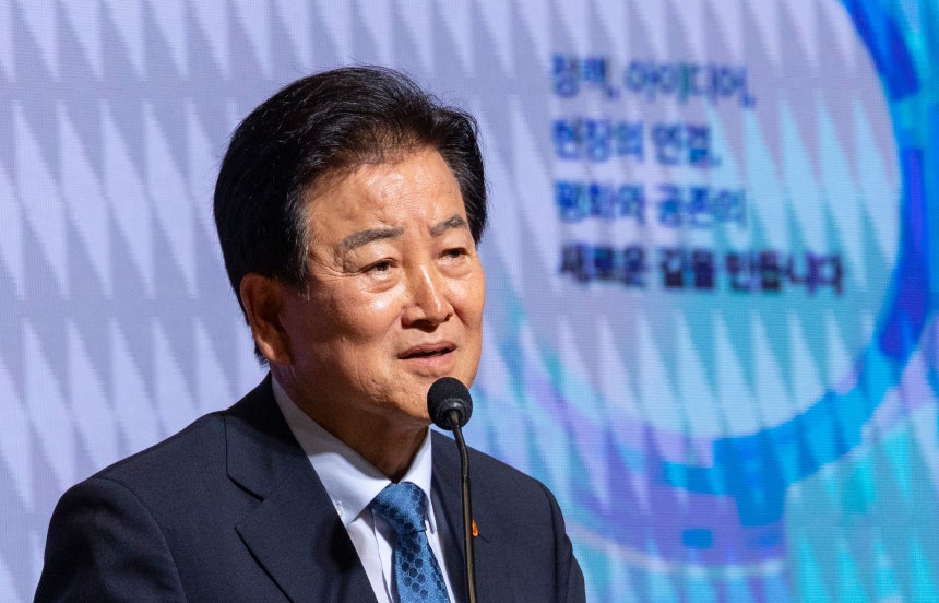 統一部の鄭東泳長官が14日に国会で開かれた2026韓半島平和共存政策フェスタであいさつをしている。［写真 聯合ニュース］