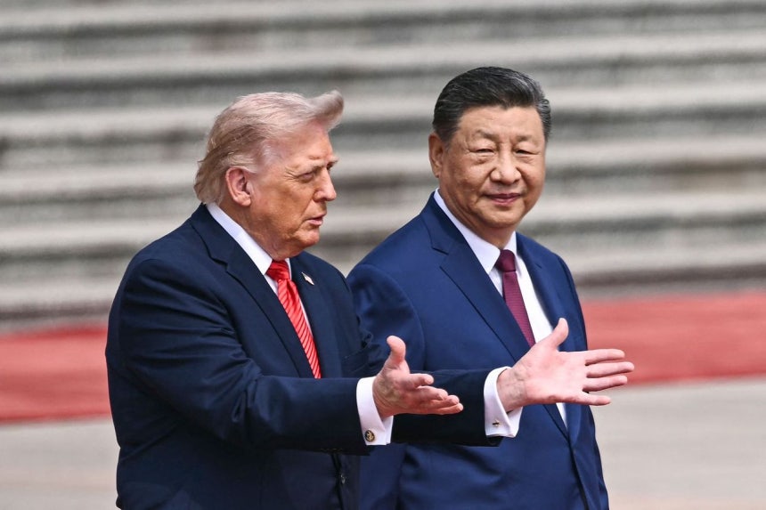 5月14日（現地時間）、中国・北京の人民大会堂東門広場で、ドナルド・トランプ米大統領と習近平中国国家主席が公式歓迎式典の最中に歓談している。［AFP＝聯合ニュース］