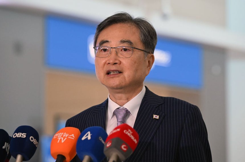 韓国外交部の趙顕（チョ・ヒョン）長官が17日、仁川（インチョン）国際空港第2旅客ターミナルで、韓米外交長官会談に出席するため米ワシントンDCへ出発する際、記者団の質問に答えている。キム・ギョンロク記者