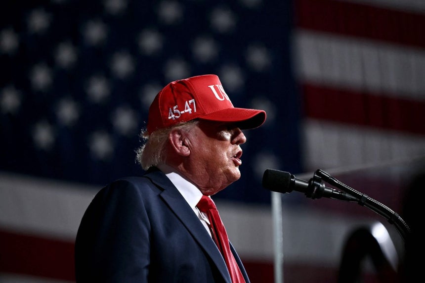 トランプ米大統領が16日（現地時間）、ノースカロライナ州ガストニアで行った中間選挙支援集会で演説している．［AFP＝聯合ニュース］