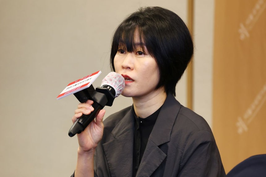 小説家の金愛爛（キム・エラン）が10日、ソウル中区（チュング）のプレスセンターで開かれた2026ソウル国際作家フェスティバルの記者懇談会で質問に答えている。聯合ニュース