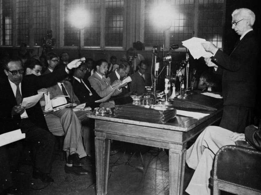 1955年7月、英国ロンドンのキャクストン・ホールで哲学者バートランド・ラッセル（右）が核兵器の危険性を警告している。宣言にはアインシュタインをはじめ科学者11人が参加した。［写真 パグウォッシュ］