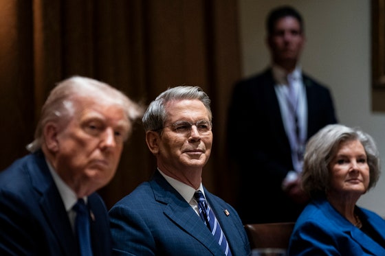 ドナルド・トランプ米大統領（左から）、スコット・ベッセント米財務長官、スージー・ワイルズ大統領首席補佐官が2025年4月24日（現地時間）、米ワシントンD．C．のホワイトハウスの閣議室でノルウェーのヨーナス・ガール・ストーレ首相（写真には写っていない）と昼食を取っている。EPA＝聯合ニュース